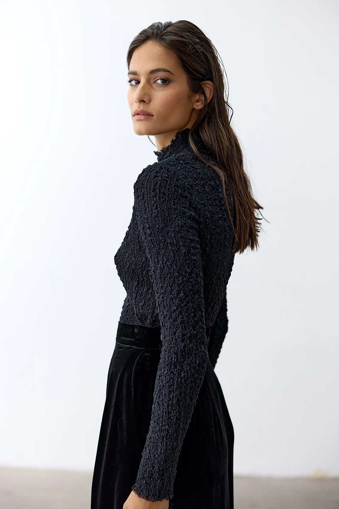Crinkle Texture Turtleneck Top Silk - Ónix