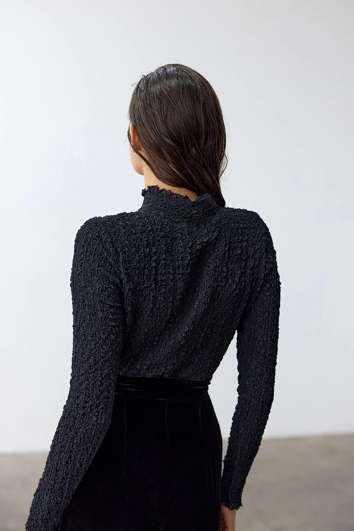 Crinkle Texture Turtleneck Top Silk - Ónix