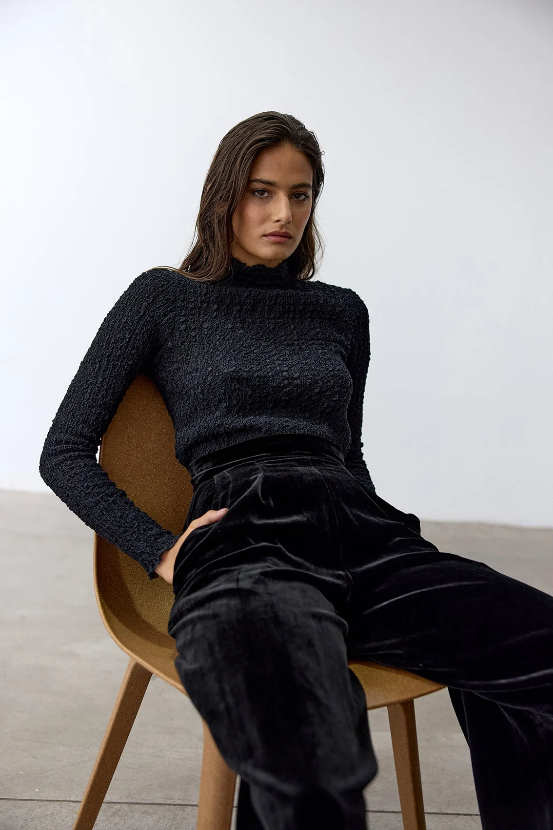 Crinkle Texture Turtleneck Top Silk - Ónix